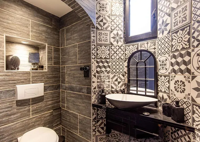 Daire T2 Renove Et Cosy Face Aux Thermes Avec Cour Privative Et Equipements Modernes - Fr-1-401-272